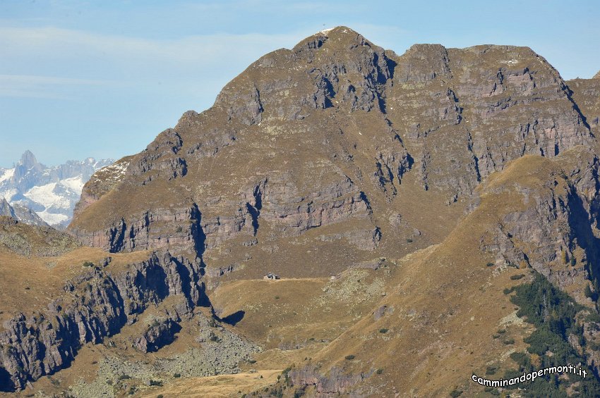 158 Zoom sul Rifugio Tre Pizzi Pietra Quadra.jpg